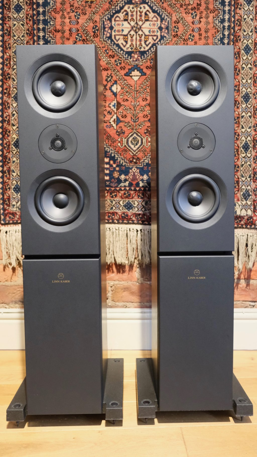 Linn Kaber Front View.