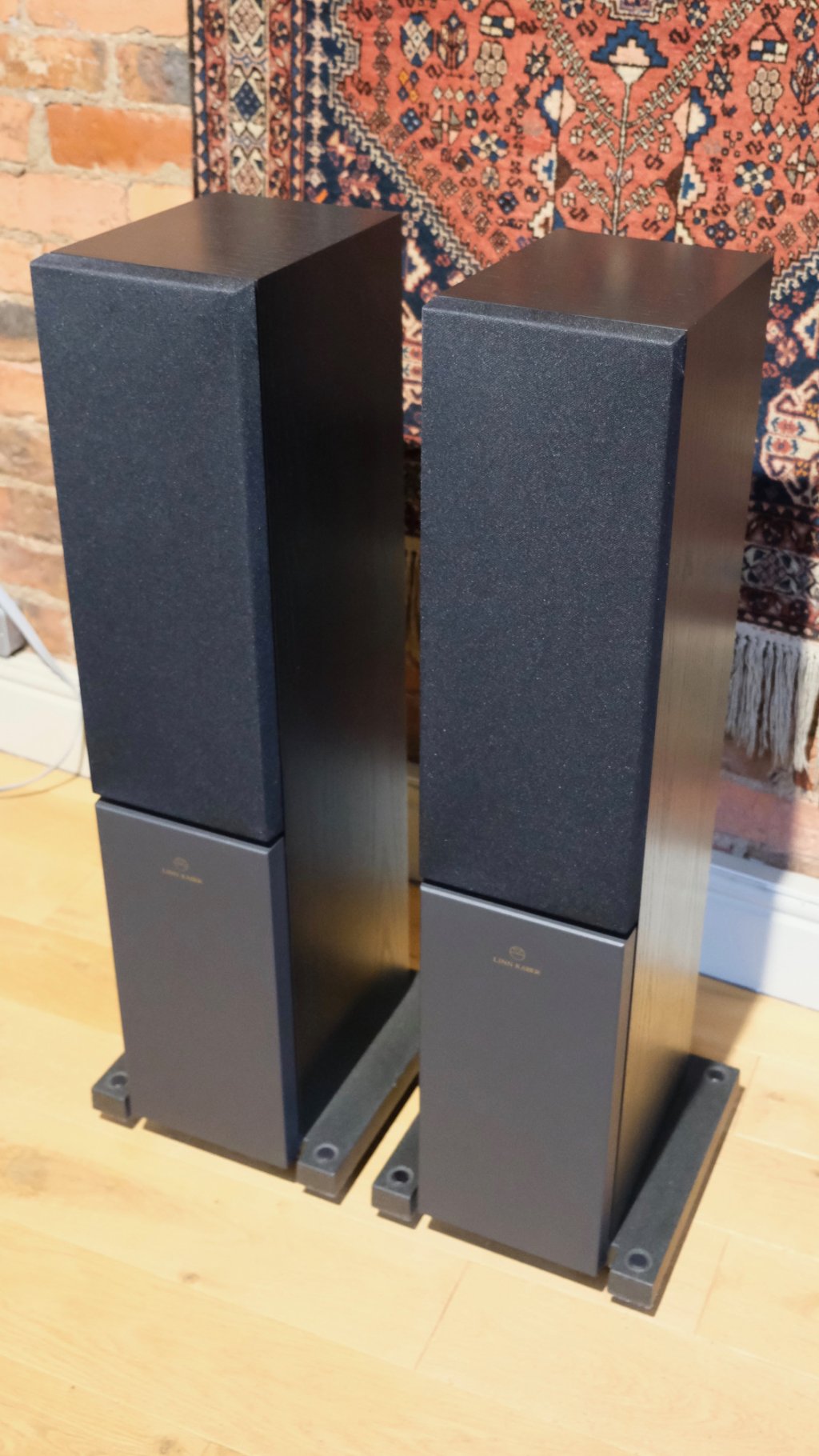 Linn Kaber with Grilles - Front R View.