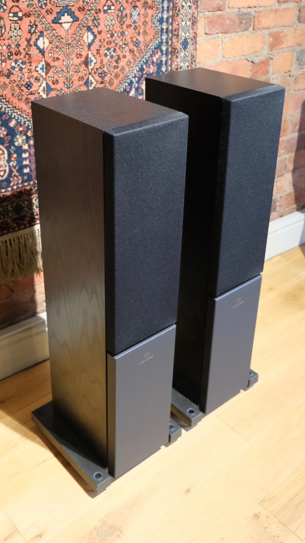 Linn Kaber with Grilles - Front L View.