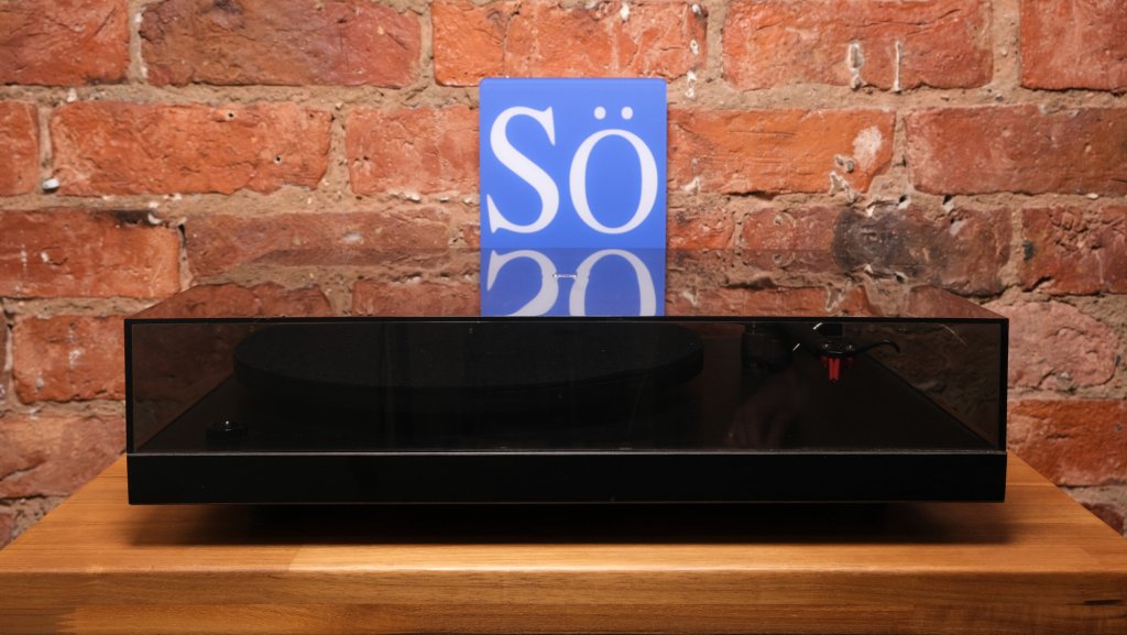 Rega Planar 3 Turntable.