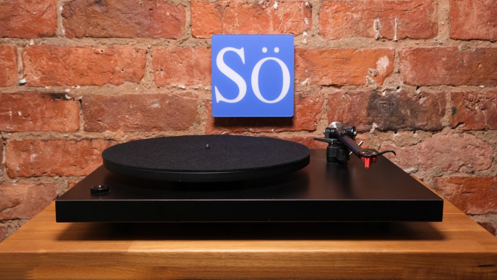 Rega Planar 3 Turntable.