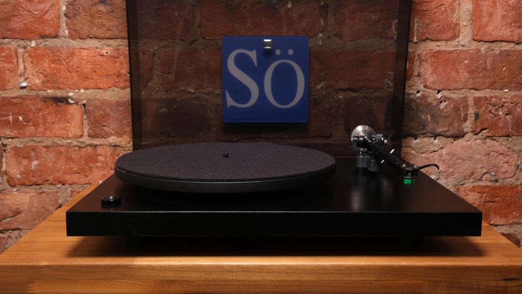 Rega Planar 3 Turntable.