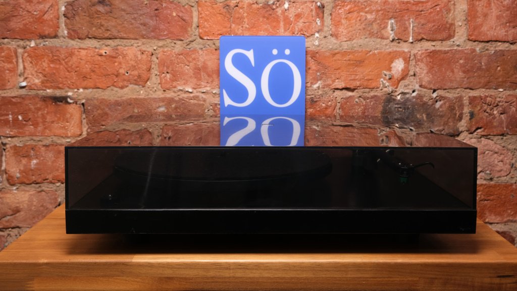 Rega Planar 3 Turntable.